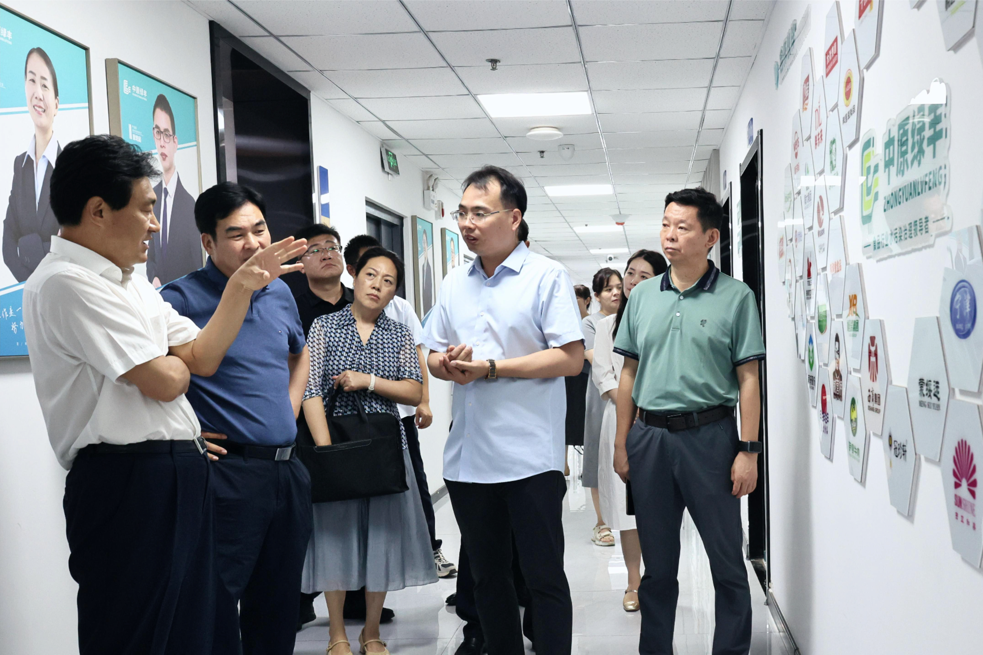 市人大常委會(huì)主任王樂新、紅旗區(qū)區(qū)委書記劉宏鋒、人大常委會(huì)主任趙建軍等領(lǐng)導(dǎo)一行 蒞臨公司調(diào)研工作